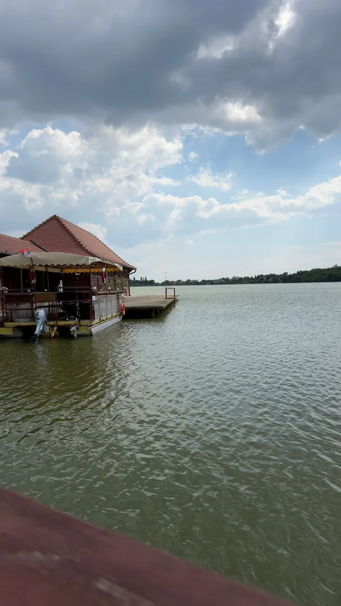 Palićko jezero i čarda na vodi