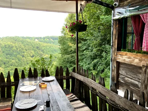 Planinski konak Milica terasa pogled na šumu