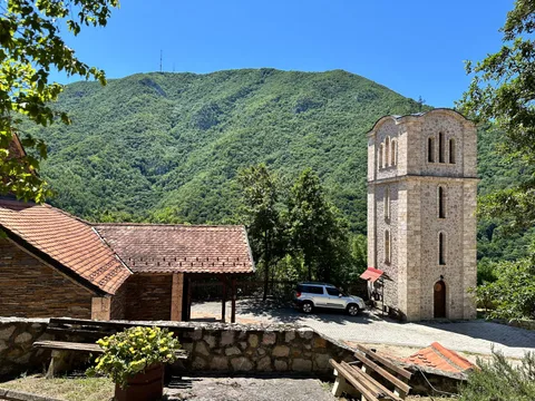 Zvonik Manastira Uspenje sa planinom Ovčar u pozadini