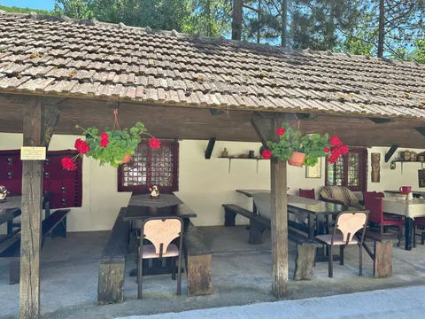 Trpezarija Manastira Jovanje sa cvećem