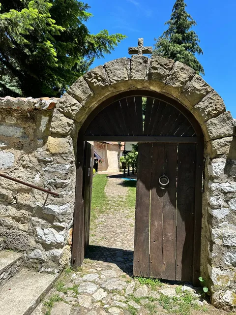 Ulazna kapija Manastira Nikolje