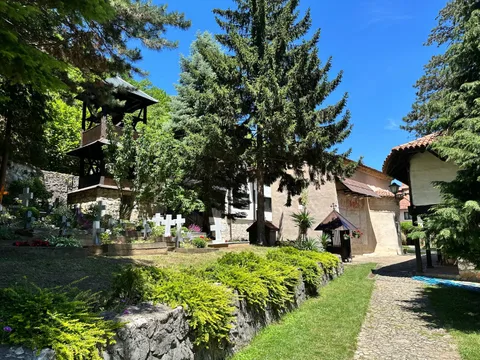 Porta Manastira Nikolje sa zvonikom i grobljem