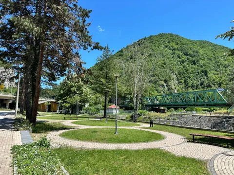 Park uz obalu reke u Ovčar Banji