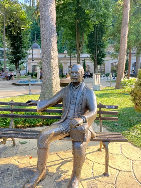 Bronzana statua kneza Milana Obrenovića na klupi u parku Ribarske banje