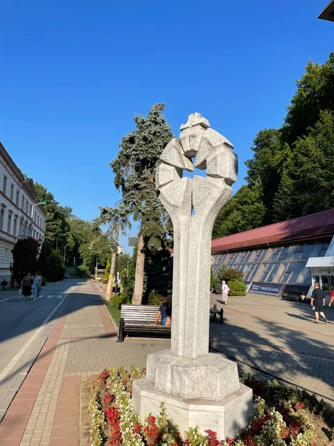 Apstraktna kamena skulptura na ulazu u Ribarsku banju
