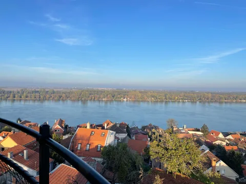 Pogled na Dunav i zemunske krovove sa Kule Sibinjanin Janka