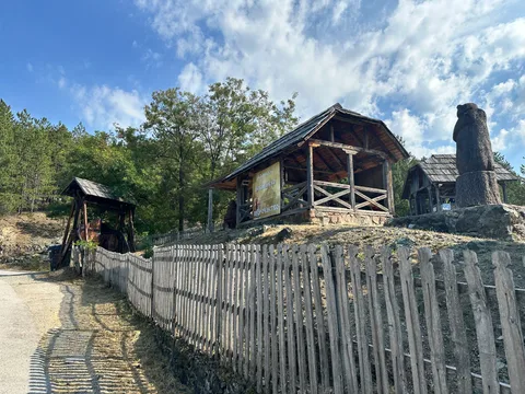 Drveni objekti i skulptura u kompleksu Kremansko proročanstvo.