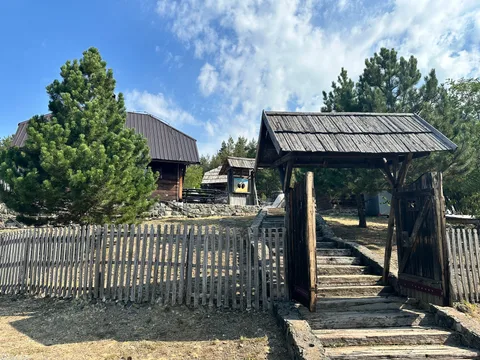 Ulaz i stepenište kompleksa Kremansko proročanstvo.