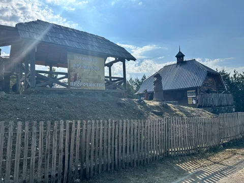Pogled na objekte i natpis Kremansko proročanstvo.
