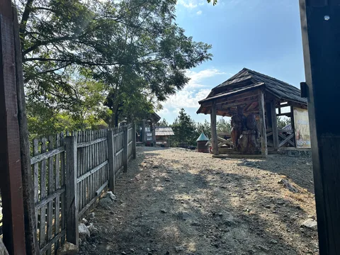 Dvorište i drvene skulpture u kompleksu Kremansko proročanstvo.